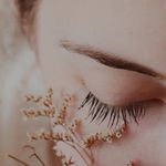 99px.ru аватар Лицо девушки с растением у закрытого глаза