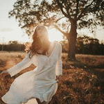 99px.ru аватар Девушка в белом платье на фоне природы