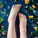 Аватар Ножки в окружении цветов