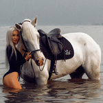 99px.ru аватар Девушка с лошадью стоит в воде