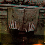 99px.ru аватар Женские руки на страницах магической книге