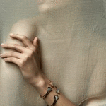 99px.ru аватар Девушка держит руку у плеча другой руки