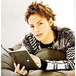 99px.ru аватар Певец Уэда Тацуя / Ueda Tatsuya из группы КАТ-ТУН / KAT-TUN на диване с дневником в руках