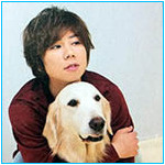 99px.ru аватар Певец и актер Китаяма Хиромицу / Kitayama Hiromitsu из группы Kis-My-Ft2 обнимает золотистого ретривера