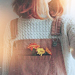 99px.ru аватар У девушки в кармане комбинезона цветы