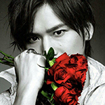 Аватар Певец и актер Коичи Домото / Koichi Domoto с букетом роз в руках