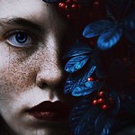 99px.ru аватар Голубоглазая девушка за голубыми листьями