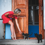 99px.ru аватар Девушка в красном платье с котятами. Фотограф Valery Khudushin
