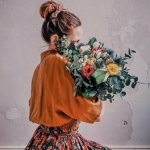 Аватар Девушка с букетом цветов в руках