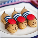 Аватар Пирожные в виде собак-матросов лежат на тарелке