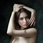 Аватар Девушка держит руки у головы