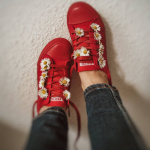 Аватар Девушка в красной обуви с ромашками на них
