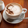Аватар На столе стоит чашка с латте, на котором нарисован портрет Эндрю Скотта