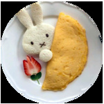 99px.ru аватар На тарелке лежит кролик, вырезанный из хлеба, накрытый одеялом из сложенного блина, рядом лежит вырезанная из клубники роза