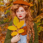 99px.ru аватар Рыжеволосая модель Lilith Ardath в берете с осенним листом в руке