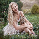 Аватар Девушка с кошкой сидит на траве