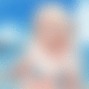 99px.ru аватар Светловолосая голубоглазая девушка в голубом купальнике на фоне море и неба с облаками