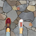 99px.ru аватар Женская у мужская ноги в кедах идут по мостовой, на которой лежат осенние листья