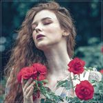 Аватар Девушка с длинными волосами запрокинула голову у красных роз