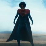 99px.ru аватар Саша Калле в супергеройском костюме с плащом, стоит на фоне голубого неба, из фильм Флэш (2023)