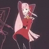 Аватары 002 (Zero Two) танцует отбрасывая свой образ в стороны на темном фоне — персонаж аниме и манги «Милый во Франксе» 