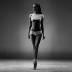 Аватар Балерина в белом купальнике стоит на полу в студии на сером фоне