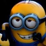 Аватар Миньон из фильма Гадкий я / Despicable Me в синих очках широко улыбается, показывая зубы, и смотрит вверх, на темном фоне