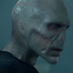 Аватар Портрет Лорда Волдеморта / Lord Voldemort из фильма Гарри Поттер / Harry Potter, его безволосое лицо на темном размытом фоне