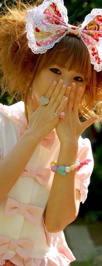 Аватар вконтакте Восточная девушка закрыла лицо руками