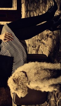Аватар вконтакте девушка сидит на чемодане,собака