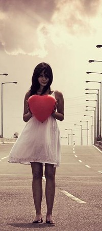99px.ru аватар девушка стоит по средине дороги и держит в руках сердце