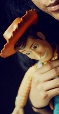 99px.ru аватар девушка с куклой ковбоя Вуди из Истории  игрушек в руках