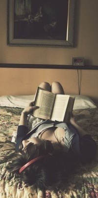 Аватар вконтакте девушка с книжкой лежит на кровати