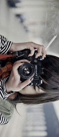 99px.ru аватар девушка с фотоаппаратом Зенит и сигаретой в руке