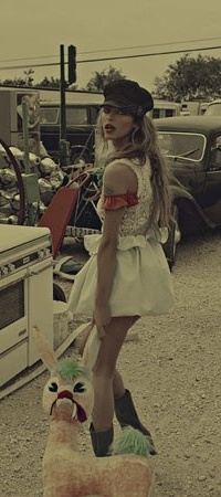 Аватар вконтакте девушка и игрушка