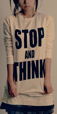 Аватар вконтакте Девушка в кофте с надписью 'STOP and THINK' / 'Остановись и подумай'