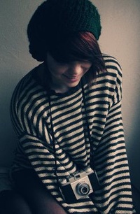 99px.ru аватар Девушка в теплом свитере с фотоаппаратом на шее
