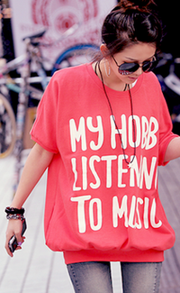 Аватар вконтакте Девушка в футболке с надписью 'My hobb listenn to the music' / 'Мое хобби - слушать музыку'