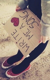 99px.ru аватар Девушка держит табличку с надписью 'Write me a love song' / 'Напиши мне любовную песню'