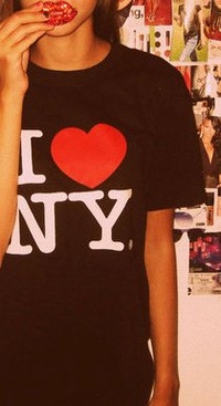 99px.ru аватар Девушка в черной футболке с надписью I love NY