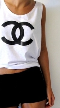 Аватар вконтакте Девушка в майке от Chanel