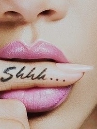 Аватар вконтакте Девушка с надписью Shhh... на пальце