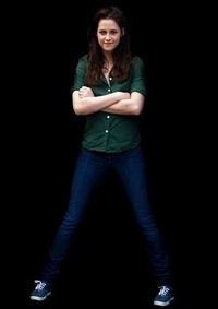 Аватар вконтакте Кристен Стюарт / Kristen Stewart стоит в джинсах и кроссовках