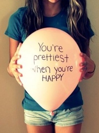Аватар вконтакте Девушка держит шар с надписью You're prettiest when you're HAPPY