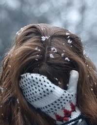99px.ru аватар Девушка под снегом закрыла лицо варежкой