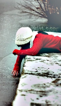 99px.ru аватар Девушка дотрагивается до воды рукой под снегом