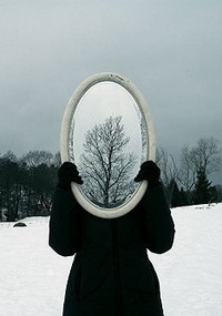 99px.ru аватар Девушка с зеркалом на снежной поляне