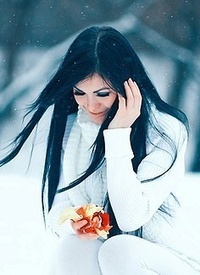 99px.ru аватар Девушка под снегом держит в руках цветок