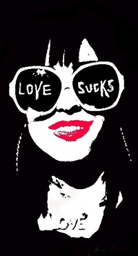 Аватар вконтакте Девушка с надписью Love sucks на очках