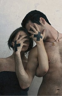 99px.ru аватар Парень и девушка с наклеенными крестами на руках